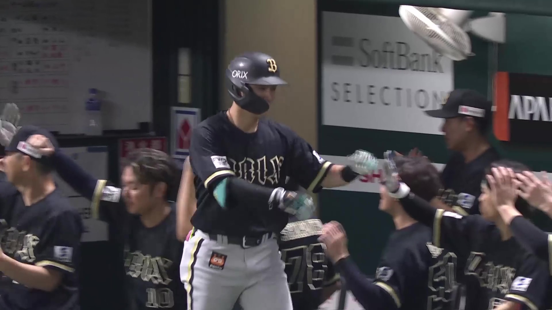 【9回表】フルスイングでスタンドへ!! バファローズ・西川龍馬 2ランHRで貴重な追加点!! 2026年8月23日 福岡ソフトバンクホークス 対 オリックス・バファローズ
