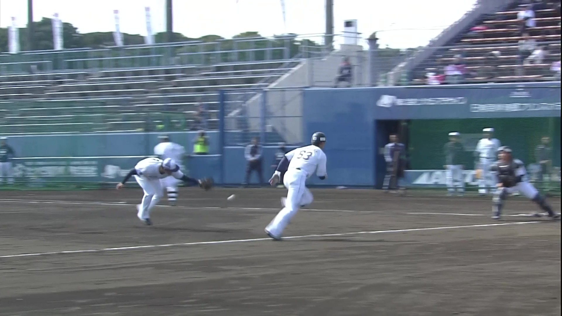 【春季キャンプ】ライオンズ・松本航 スクイズを華麗なバックハンドグラブトスでアウトにする!! 2026年2月20日 埼玉西武ライオンズ