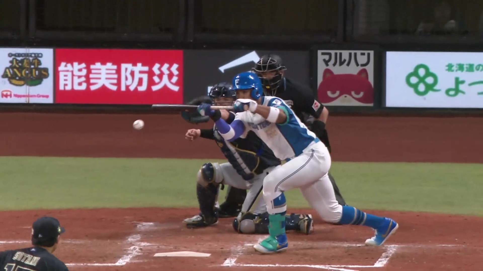 【4回裏】意表を突いた!! ファイターズ・万波中正 完璧なセーフティースクイズを決めて追加点!! 2026年5月1日 北海道日本ハムファイターズ 対 オリックス・バファローズ