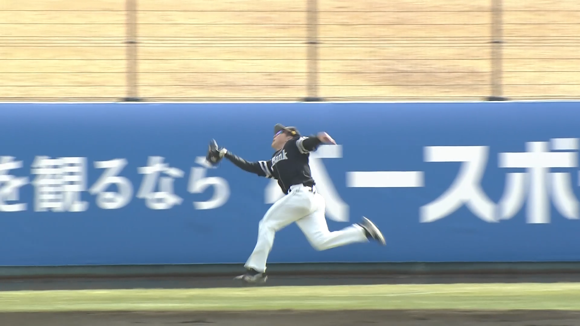 【春季キャンプ】B組から紅白戦出場のホークス・大泉周也がファインプレーでアピールを見せる!! 2026年2月14日 福岡ソフトバンクホークス