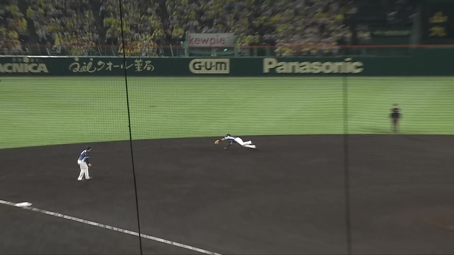 【8回裏】強肩も光る!! ライオンズ・源田壮亮 三遊間を抜けそうな打球をダイビングキャッチからの素早い送球!! 2026年6月4日 阪神タイガース 対 埼玉西武ライオンズ