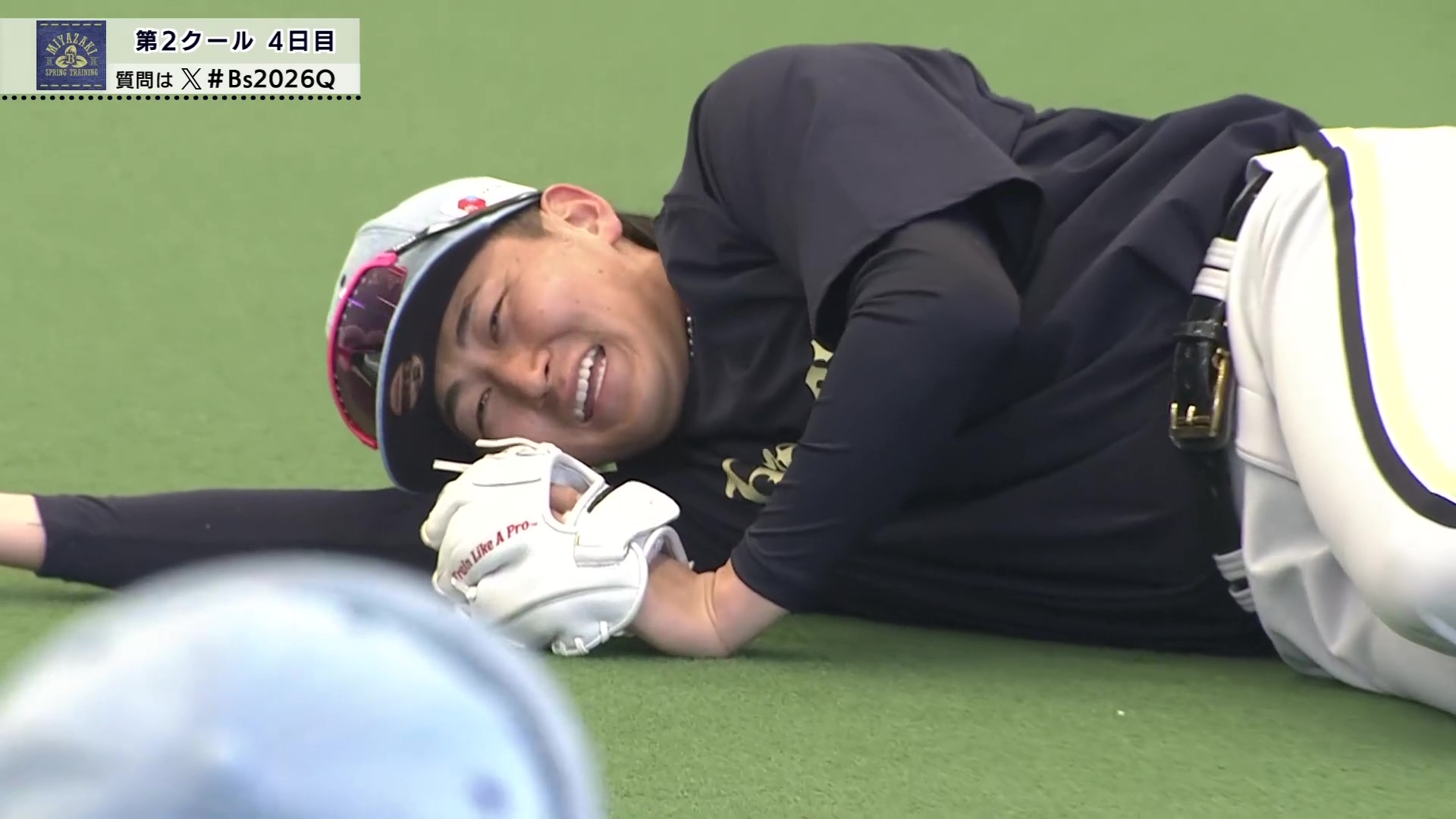 【春季キャンプ】バファローズ・紅林弘太郎が小さなグローブでバントノックを受ける!! 2026年2月8日 オリックス・バファローズ