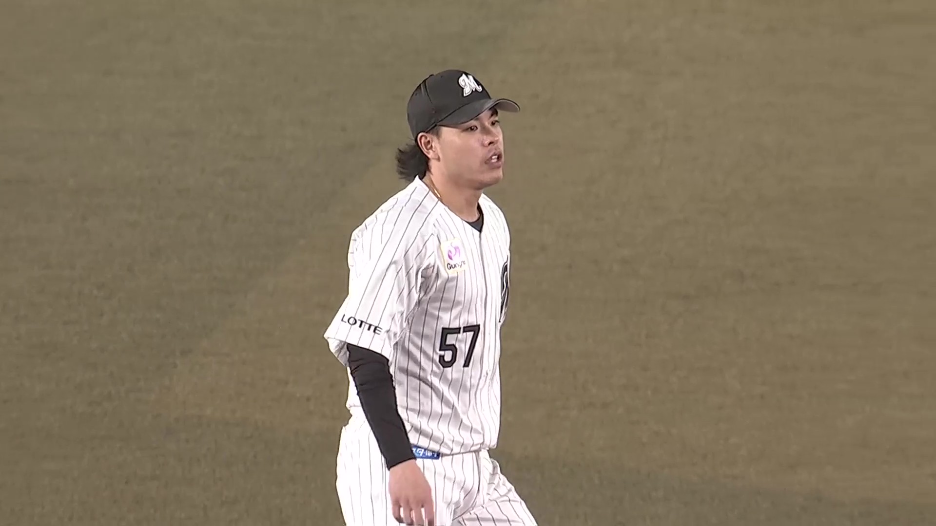 【8回表】堅い守備!! マリーンズ・小川龍成 逆シングルで捕り華麗な送球でアウトを奪う!! 2026年8月25日 千葉ロッテマリーンズ 対 福岡ソフトバンクホークス