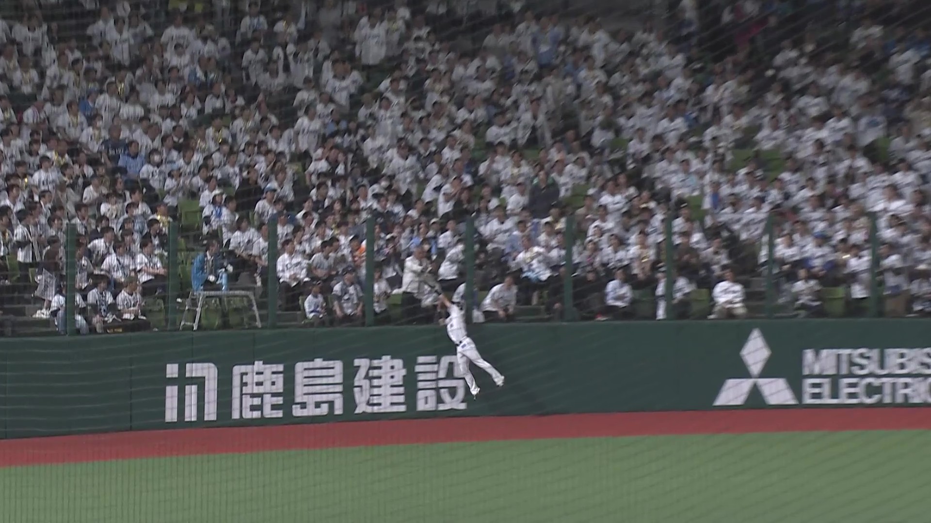 【8回表】攻守!! ライオンズ・岸潤一郎 フェンスに衝突しながらもジャンピングキャッチ!! 2026年4月21日 埼玉西武ライオンズ 対 福岡ソフトバンクホークス