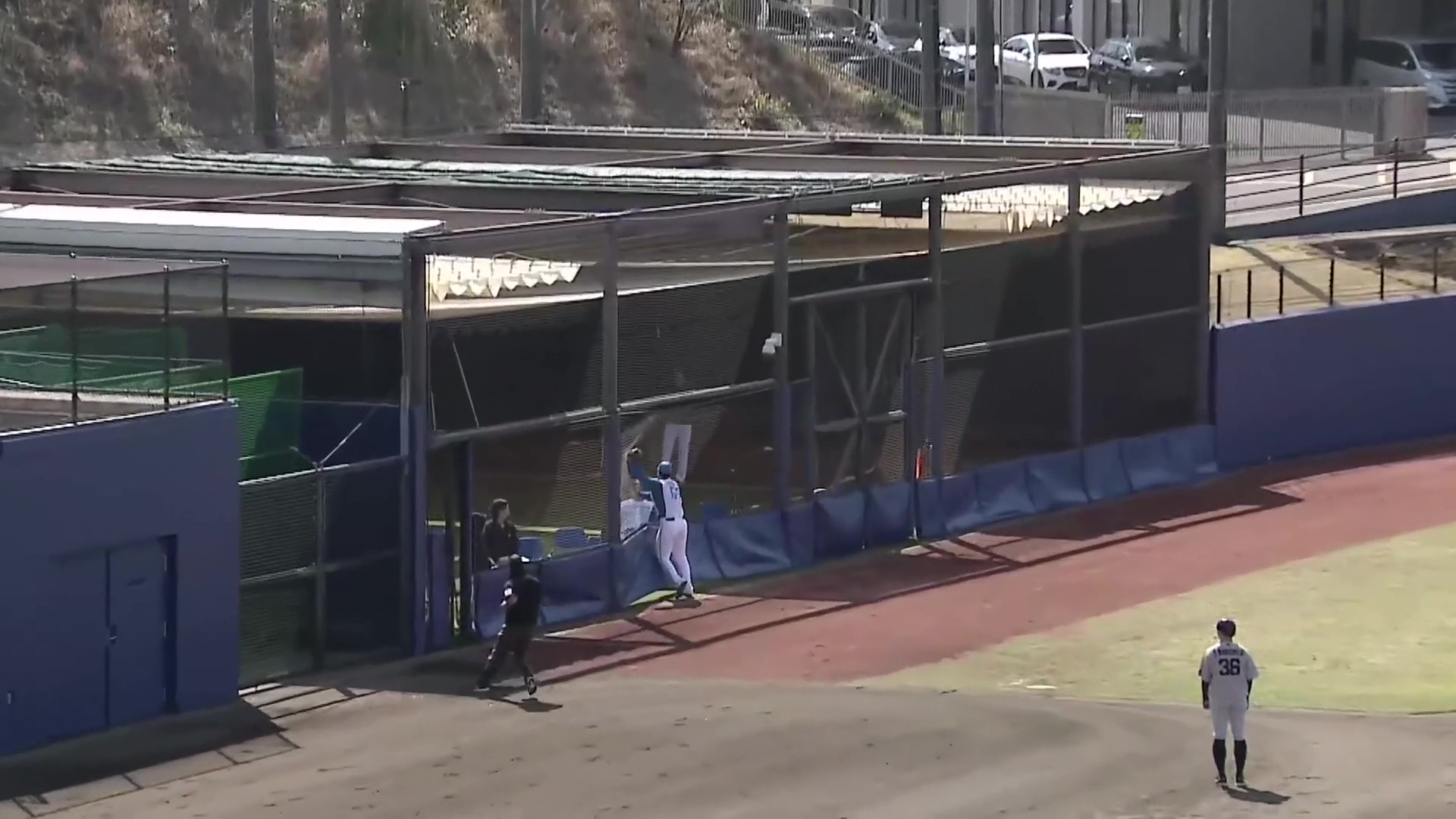 【ファーム】ファイターズ・明瀬諒介 フェンス際に飛んだファウルフライをナイスキャッチ!! 2026年4月3日 北海道日本ハムファイターズ 対 くふうハヤテベンチャーズ静岡