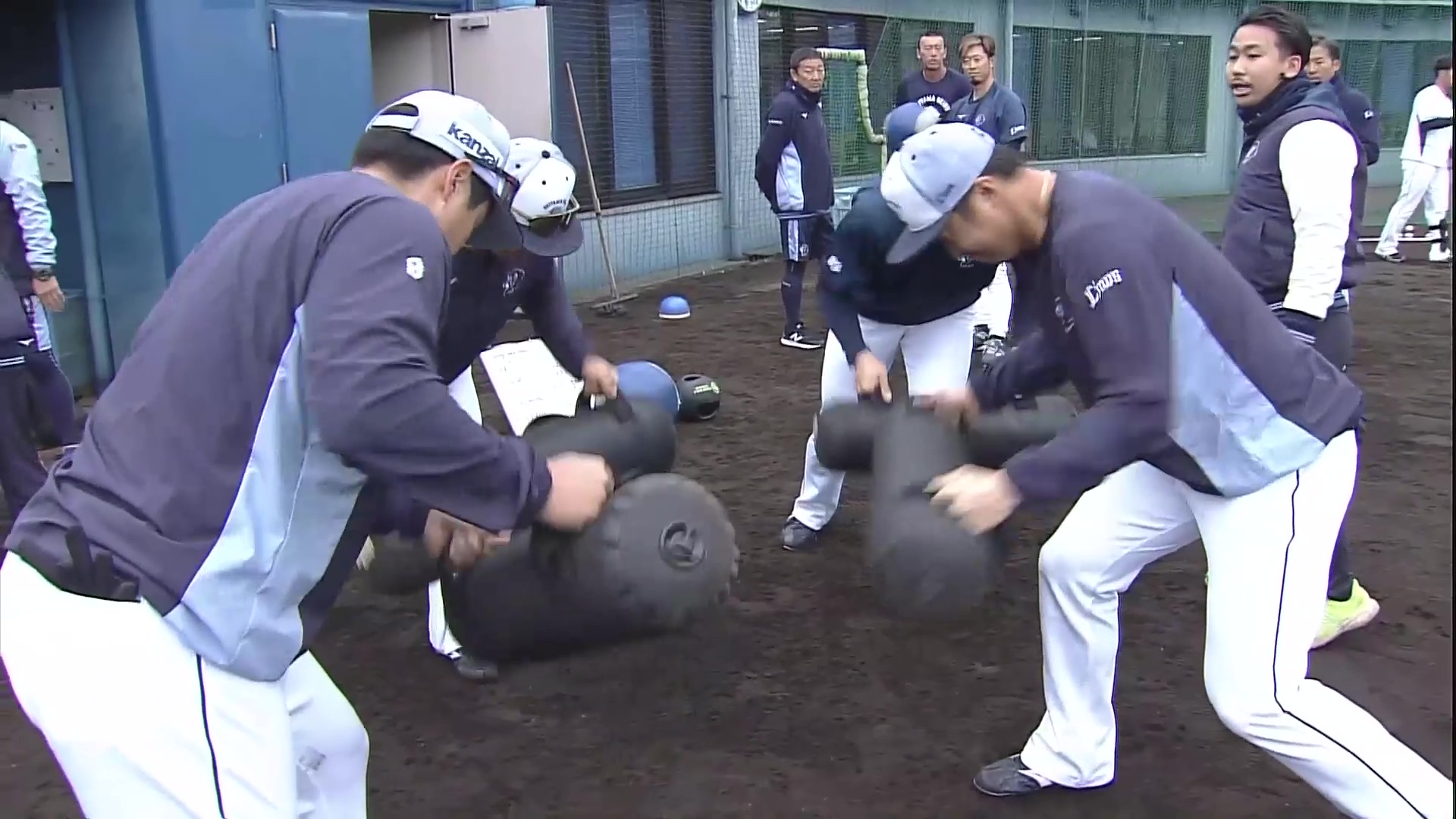 【春季キャンプ】ライオンズ・渡部聖弥らが水を入れた道具でトレーニング!! 2026年2月20日 埼玉西武ライオンズ
