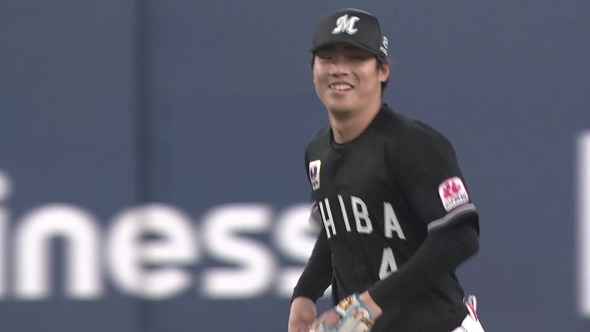 【4回裏】抜群の守備力!! マリーンズ・友杉篤輝 センターに抜けそうな打球をダイビングキャッチ!! 2026年4月7日 オリックス・バファローズ 対 千葉ロッテマリーンズ