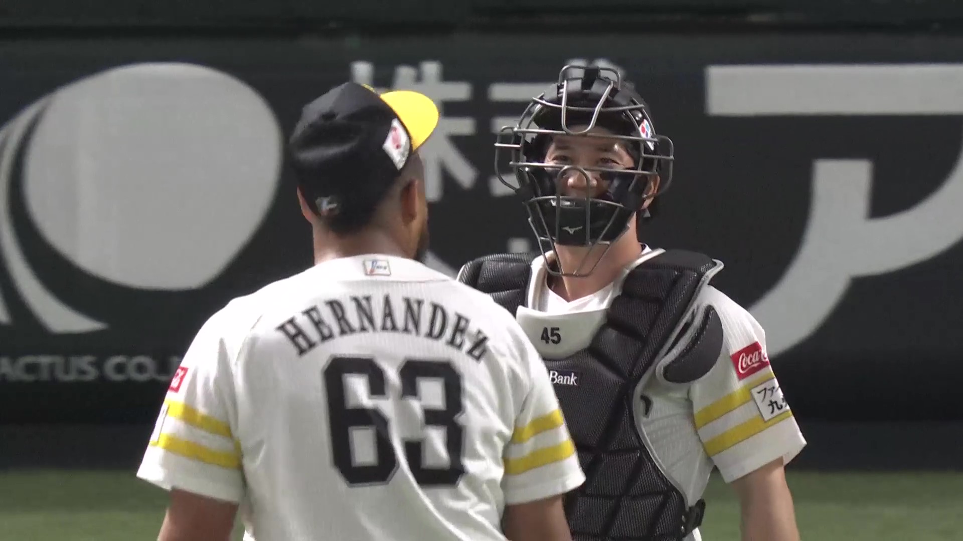 【8回表】キャッチャー栗原も笑顔!! ホークス・ヘルナンデスが牽制でランナーを刺す!! 2026年3月12日 福岡ソフトバンクホークス 対 読売ジャイアンツ