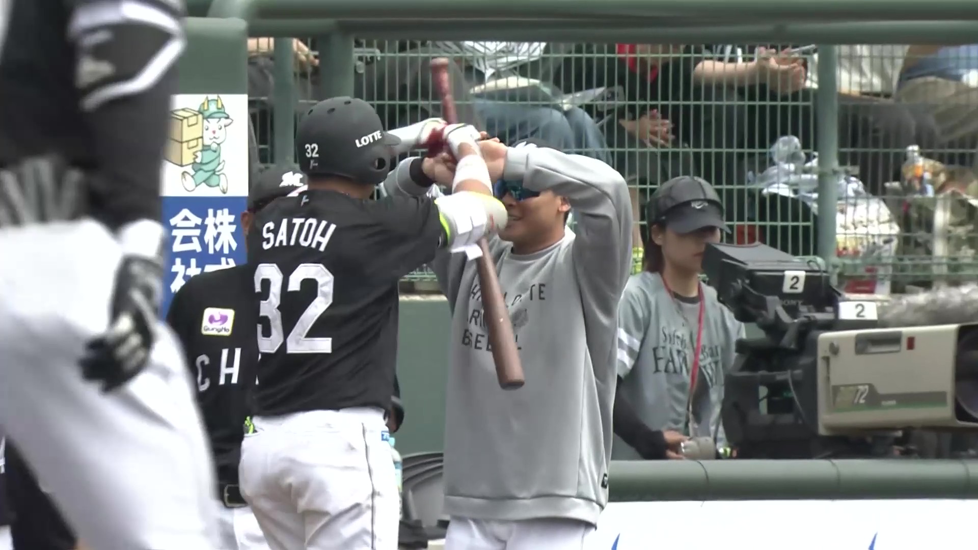 【4回表】2打席連発!! マリーンズ・佐藤都志也 ライトへのソロホームランで追加点!! 2026年4月25日 福岡ソフトバンクホークス 対 千葉ロッテマリーンズ